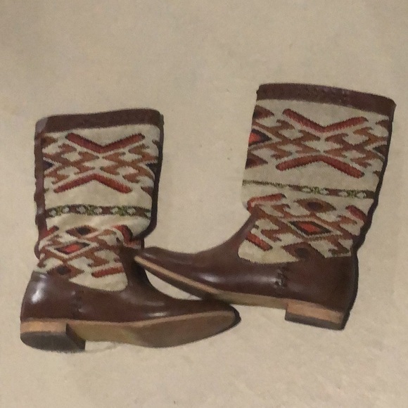 Woman’s size 9 Aztec print boots - Picture 4 of 6